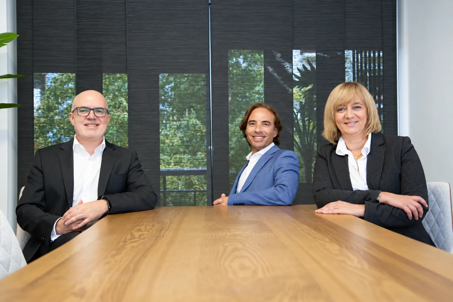Os sócios fundadores da RIBESA Advogados, Ricardo Ribeiro Santos, Samuel Benjamim e Sara Ribeiro Santos, na sala de reuniões do escritório em Lisboa